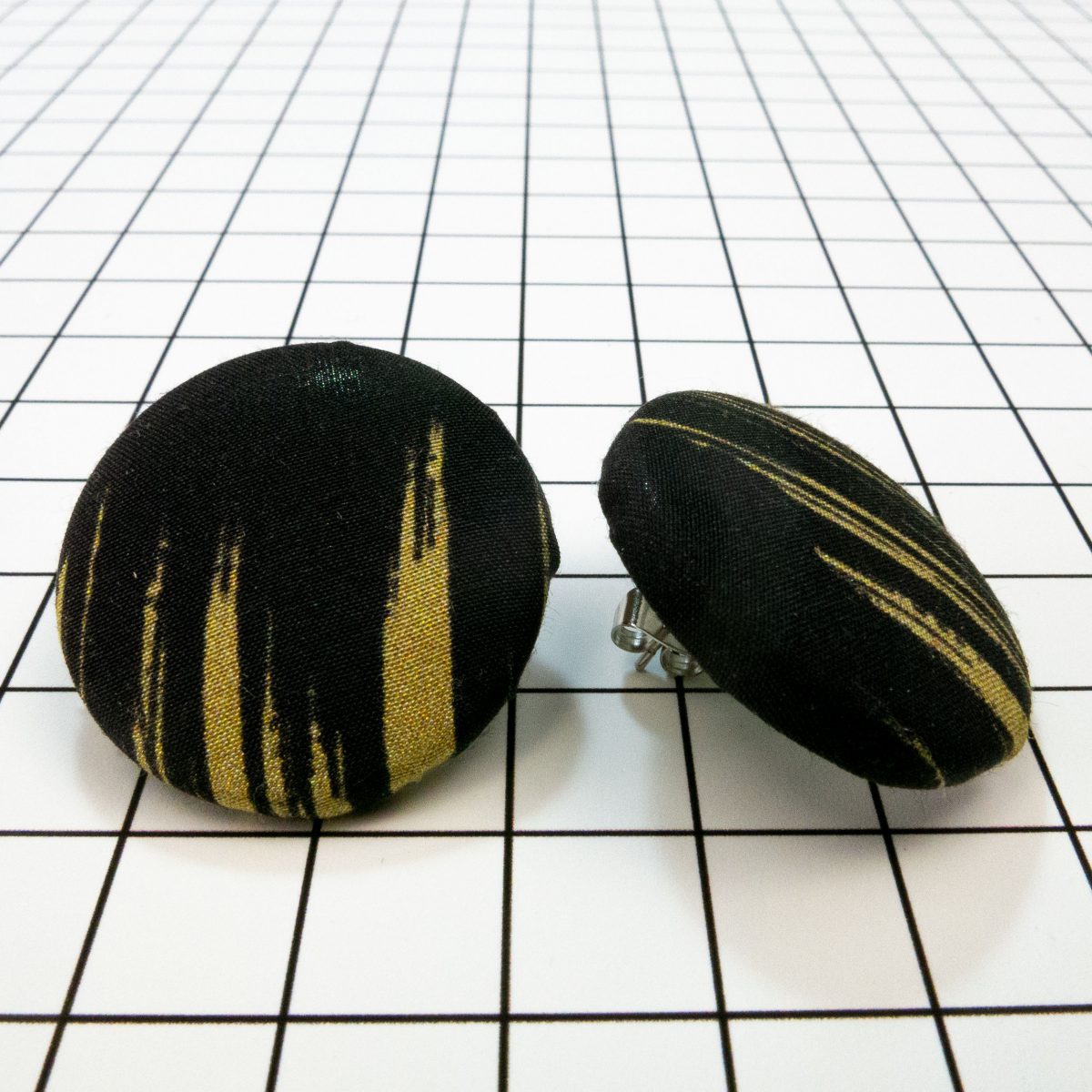 Cute as a button 28mm earrings - 'Hale Watter'
