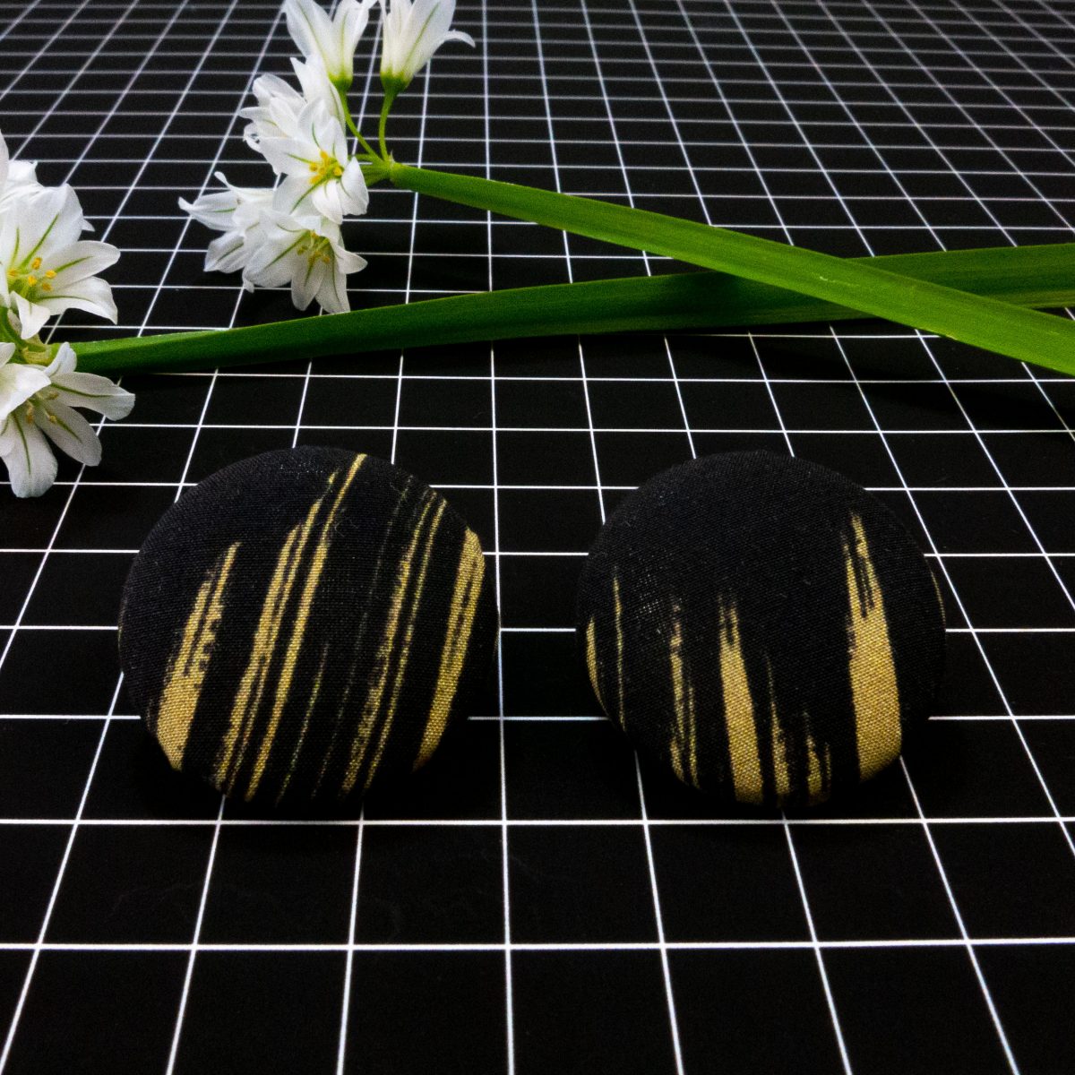 Cute as a button 28mm earrings - 'Hale Watter'